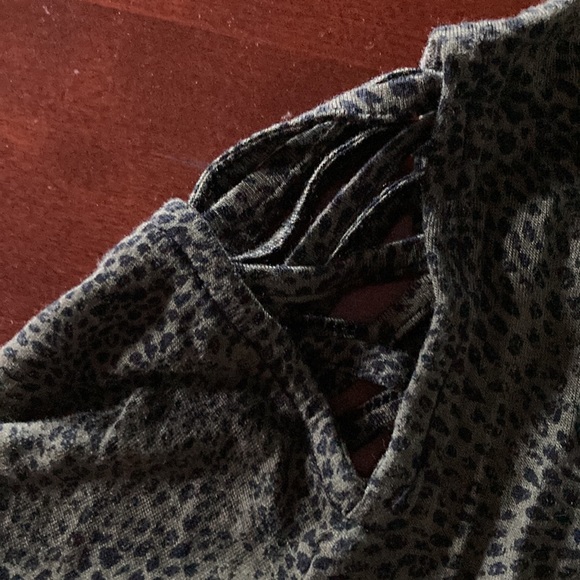 Size Medium M Rock & Republic shirt army green and black print - Picture 4 of 5